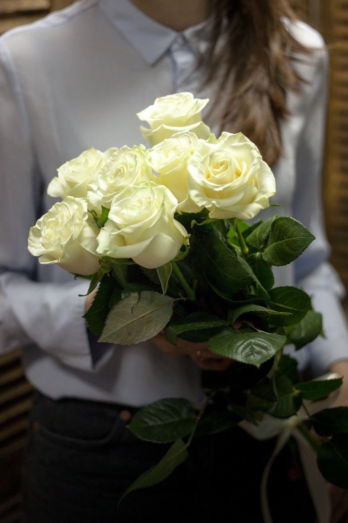 шляпная коробка с розами и гипсофилой для подарка в Новороссийске