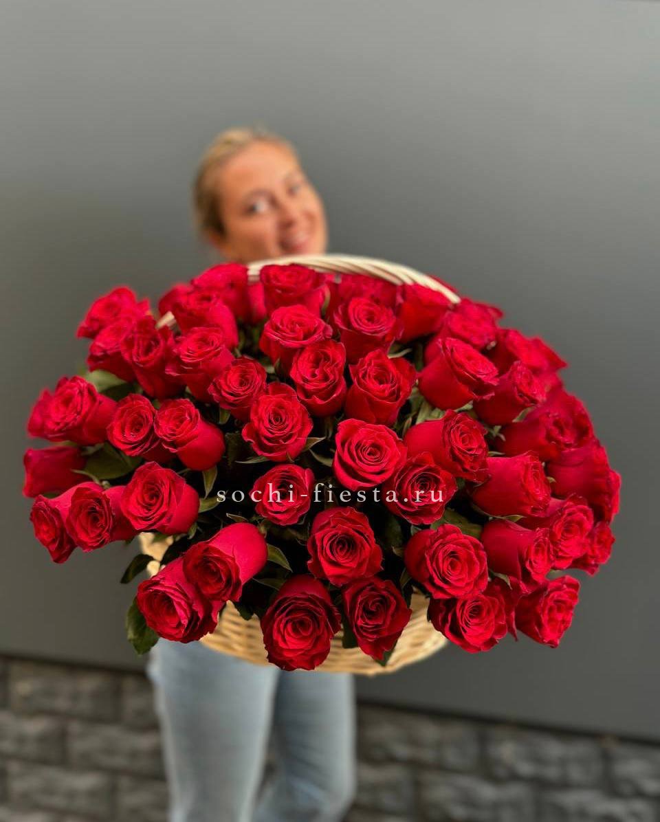 101 красная роза в корзине