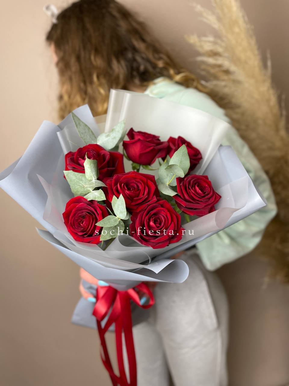 весенняя витрина флористической студии в Новороссийске с тюльпанами и ранункулюсами