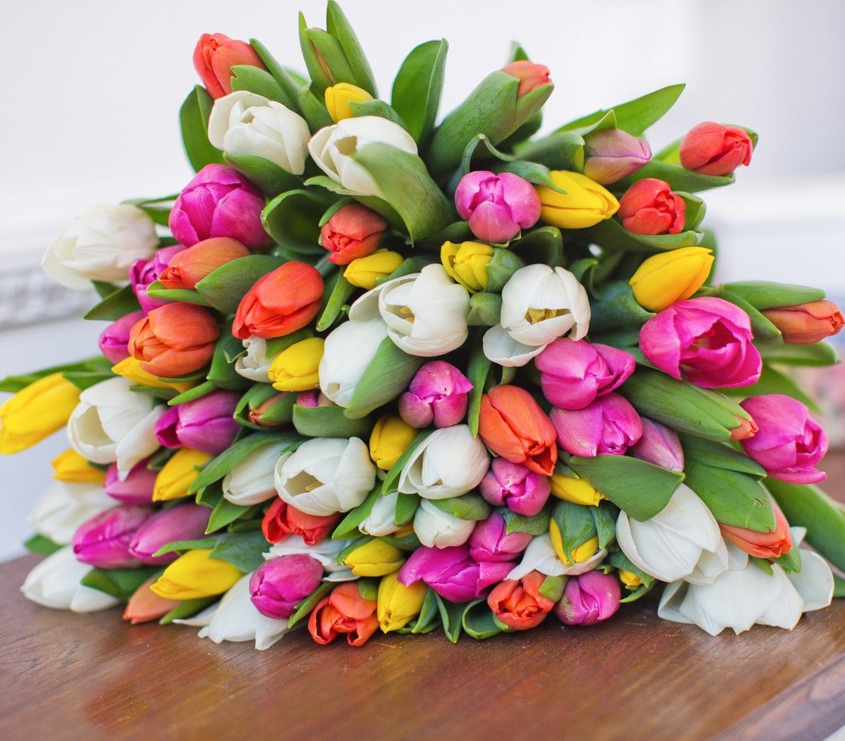 корпоративная композиция с розами и хризантемами для офиса в Новороссийске