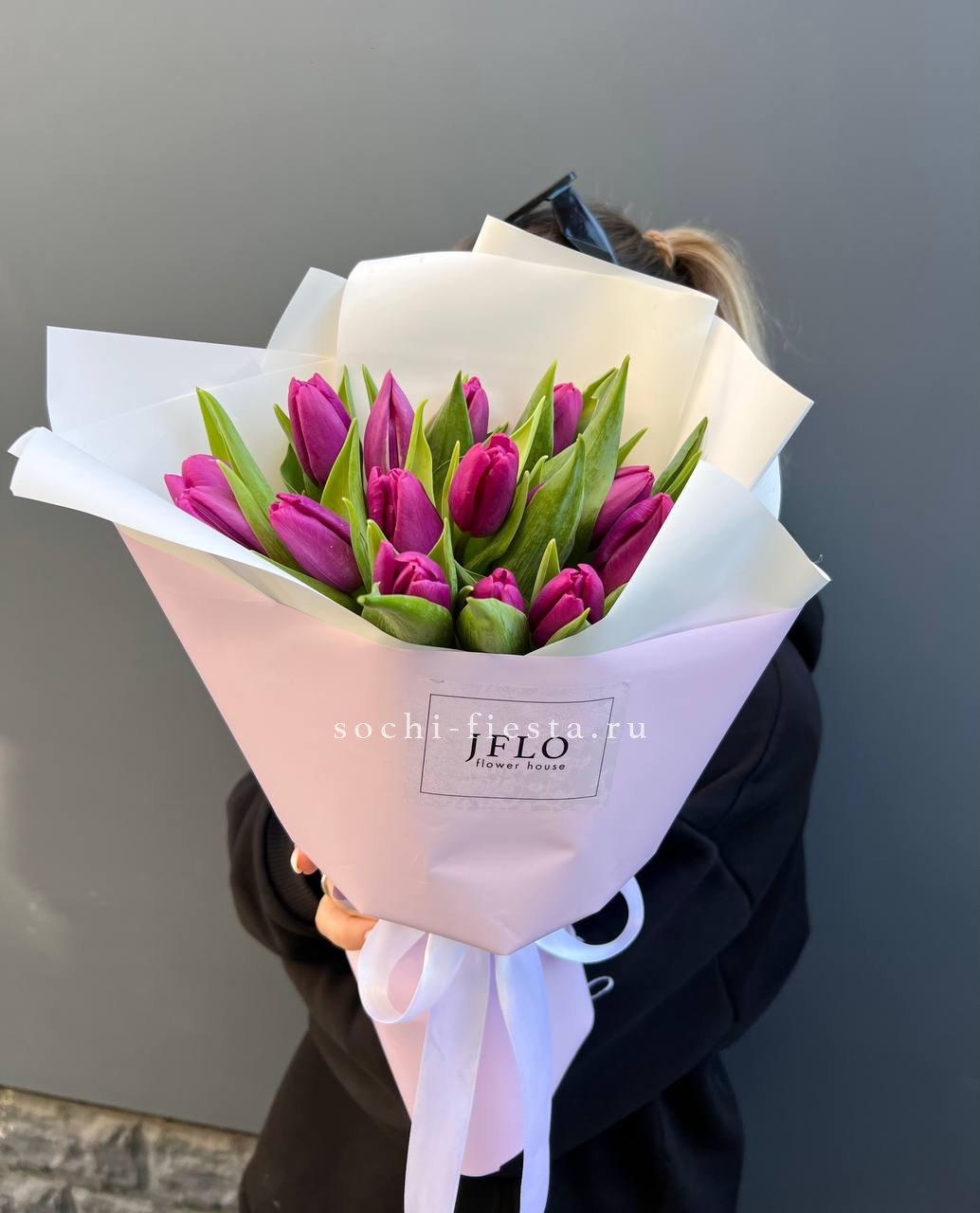 видовой каталог с розами и пионами в студии флористики в Новороссийске