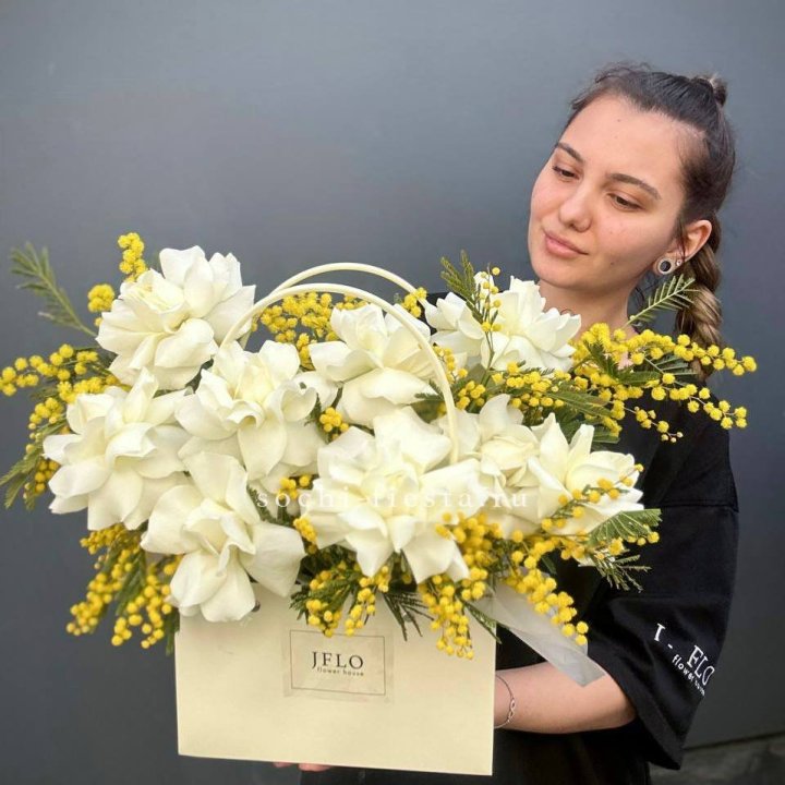 Французские Розы и мимоза  в сумочке  в Новороссийске