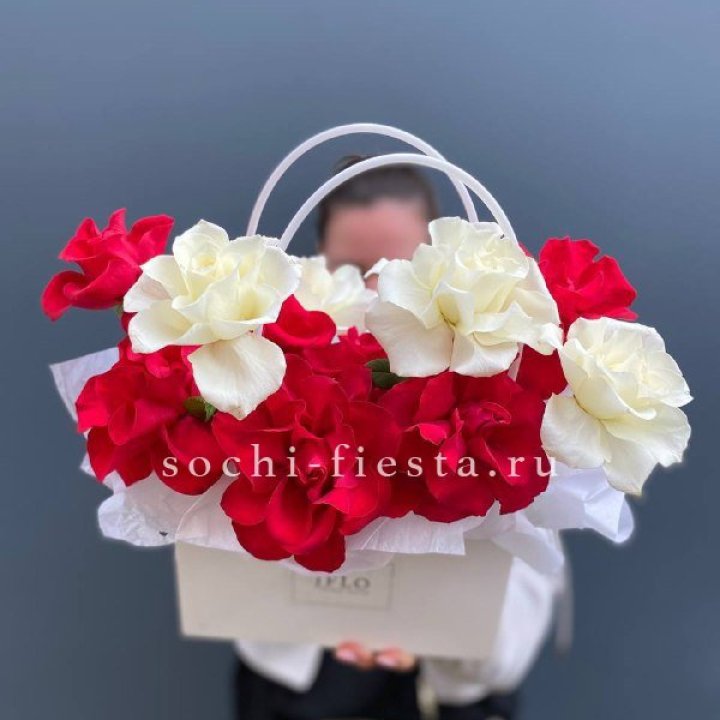 Сумочка  красных и белых роз в Новороссийске