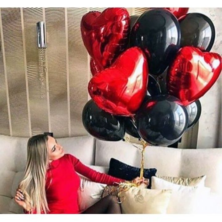 Фонтан из красных сердец с чёрными шарами  в Новороссийске