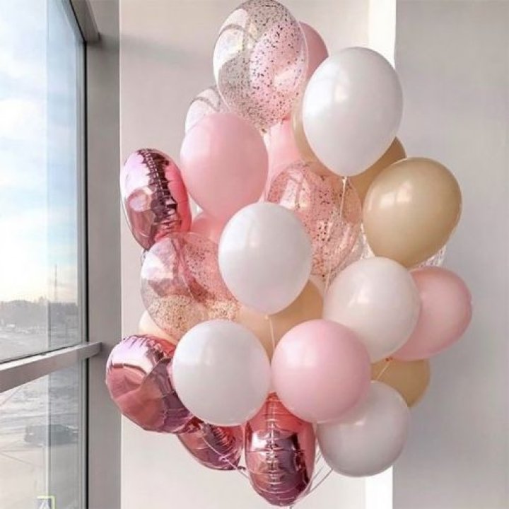 Фонтан шаров розового и белого цветов в Новороссийске