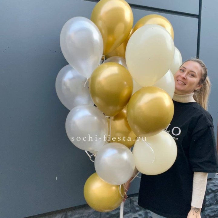Облако шаров из белого и золотого оттенков в Новороссийске