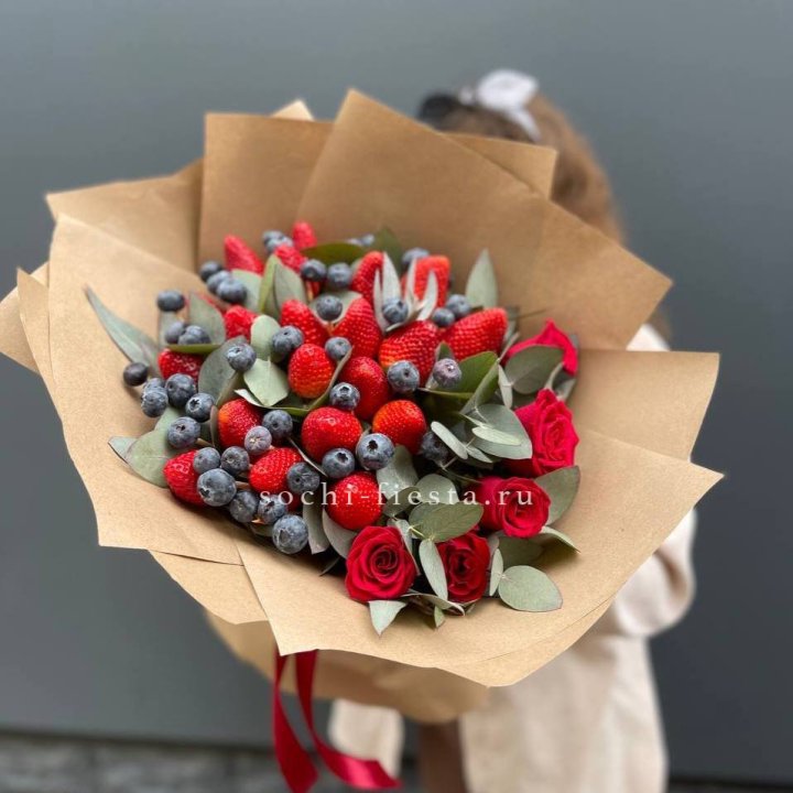 Клубника и голубика с цветами в Новороссийске