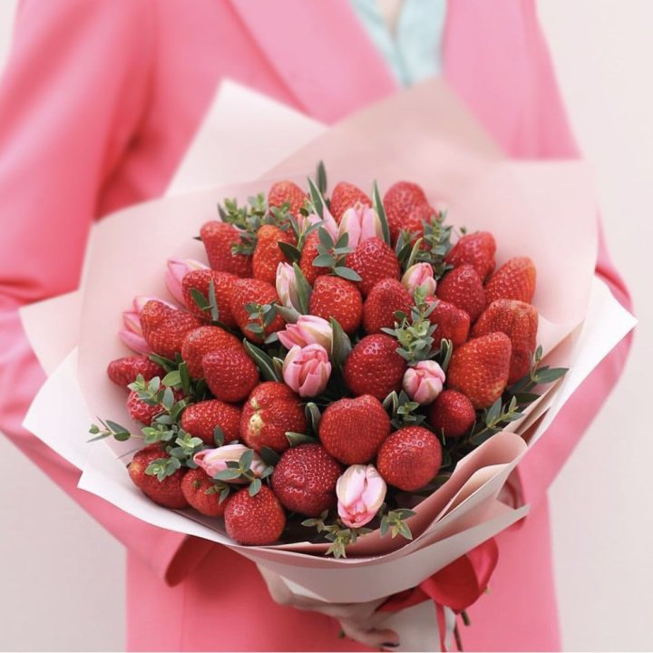 Тюльпаны и клубника в Новороссийске