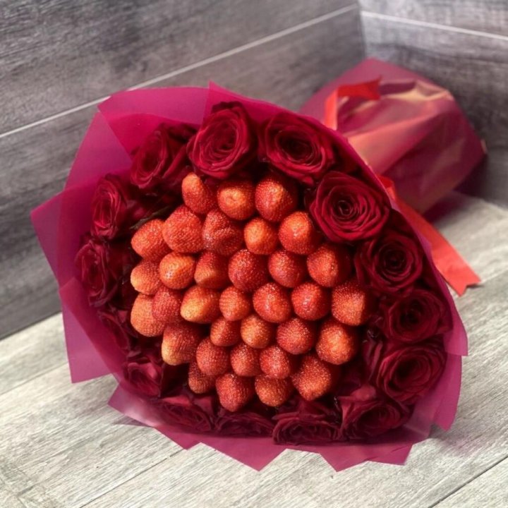 Клубничный букет с розами в Новороссийске
