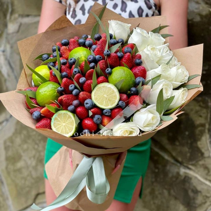 Ягодно-цитрусовый букет с розами в Новороссийске