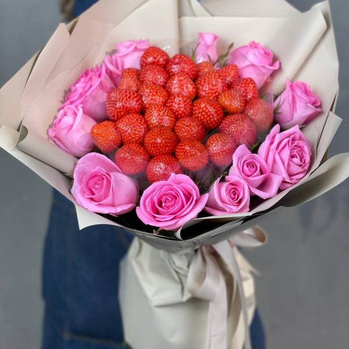 Клубника и розы в Новороссийске