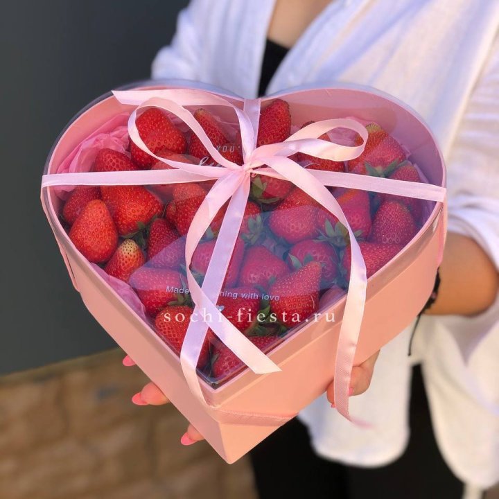 Коробочка сердце  с клубникой в Новороссийске