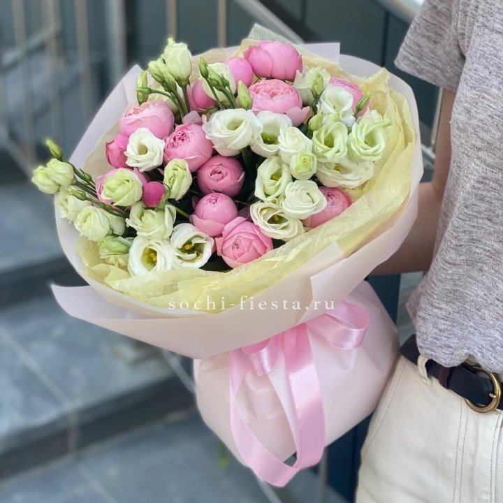 Букет кустовых роз с эустомой в Новороссийске