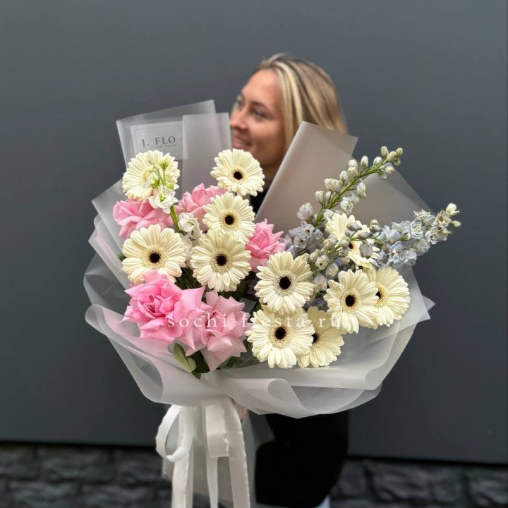 Букет роз и гербер в Новороссийске