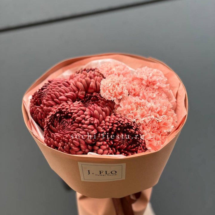 Букет хризантем и диантусов  в Новороссийске