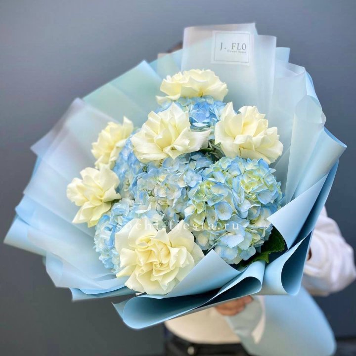  Букет из голубых гортензий и роз  в Новороссийске