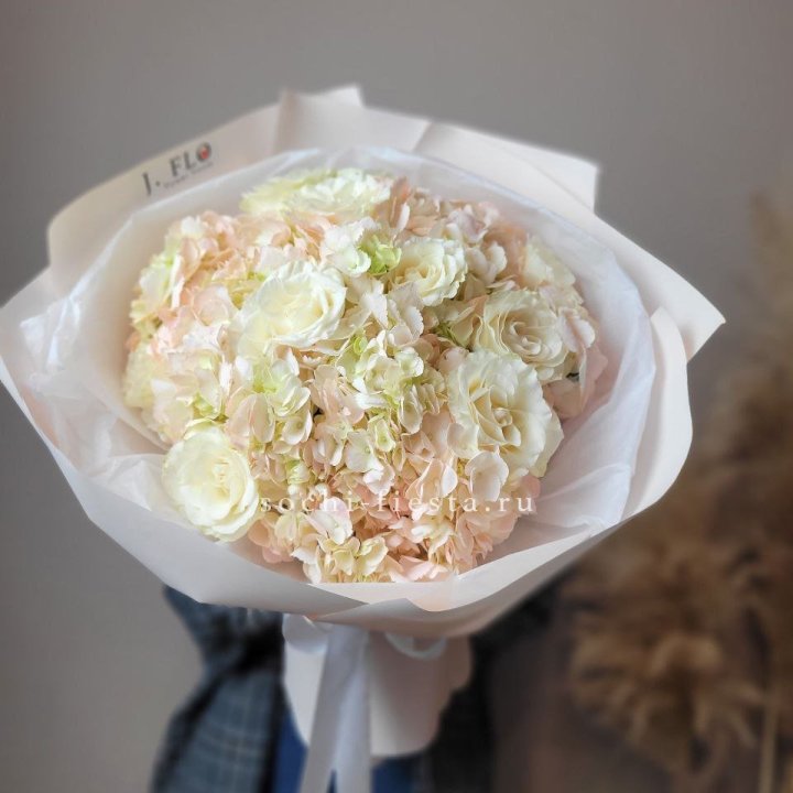  Букет гортензии и роз  в Новороссийске