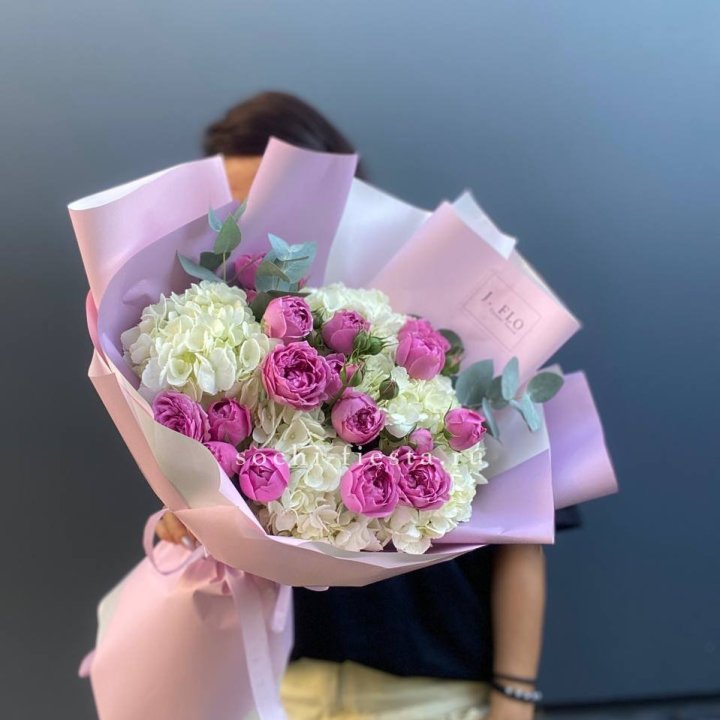 Букет белых гортензий и пионовидных роз  в Новороссийске