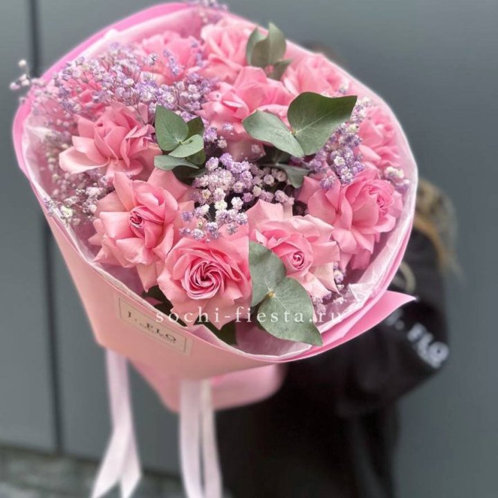 Розовые французские розы с гипсофилой в Новороссийске