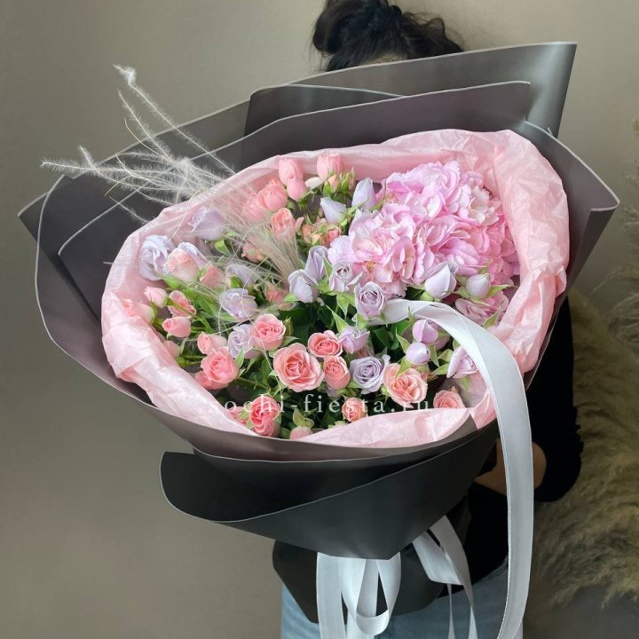  Букет гортензии и роз "Саперави" в Новороссийске