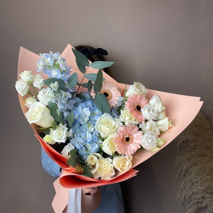  Букет гортензии и роз "Валенсия" в Новороссийске