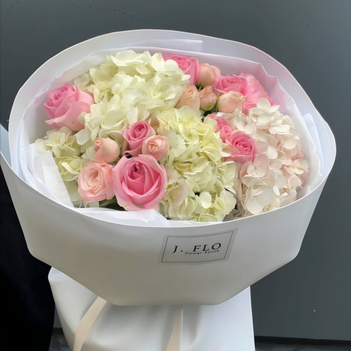  Букет гортензии и роз  "Тиамо" в Новороссийске