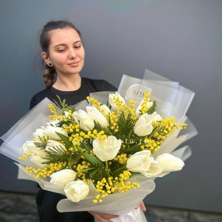 Букет тюльпанов и мимозы в Новороссийске