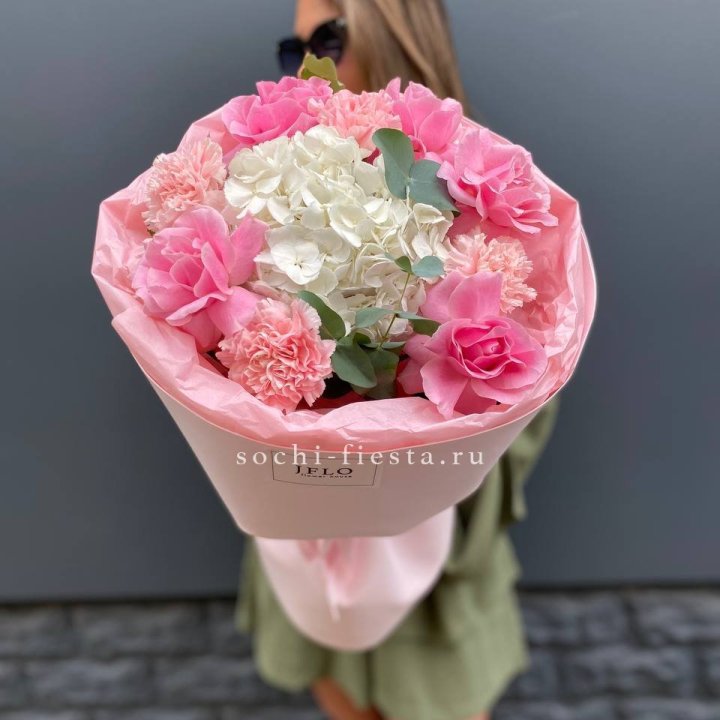  Букет роз и гортензии "Навола" в Новороссийске