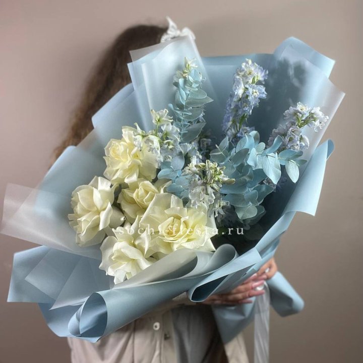 Букет из белых французских роз и дельфиниума в Новороссийске