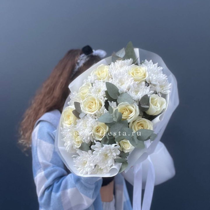  Букет белых роз с хризантемой  в Новороссийске