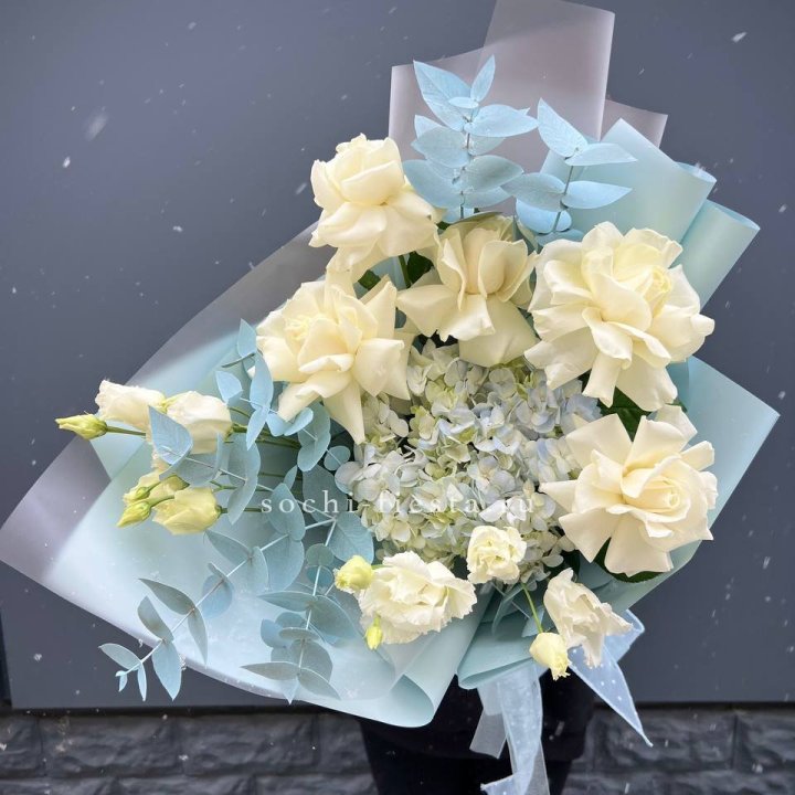 Букет с гортензией и белыми французскими розами в Новороссийске