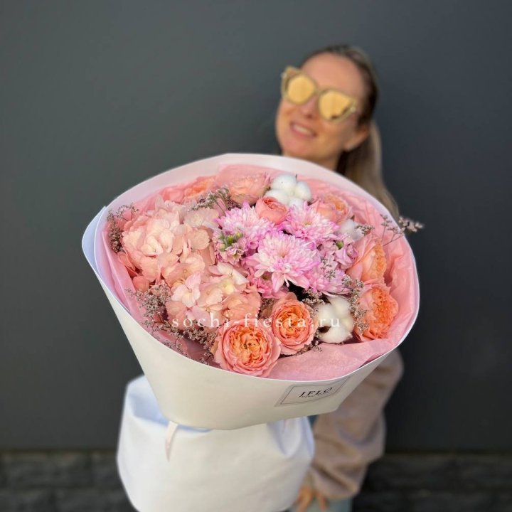 Букет гортензии и кустовых роз  в Новороссийске