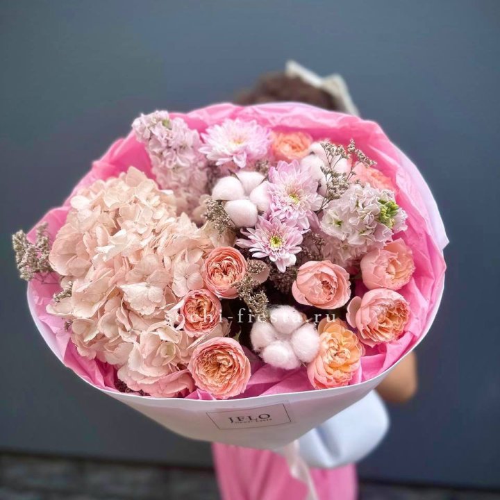 Букет гортензии и кустовых роз "Абрассо" в Новороссийске