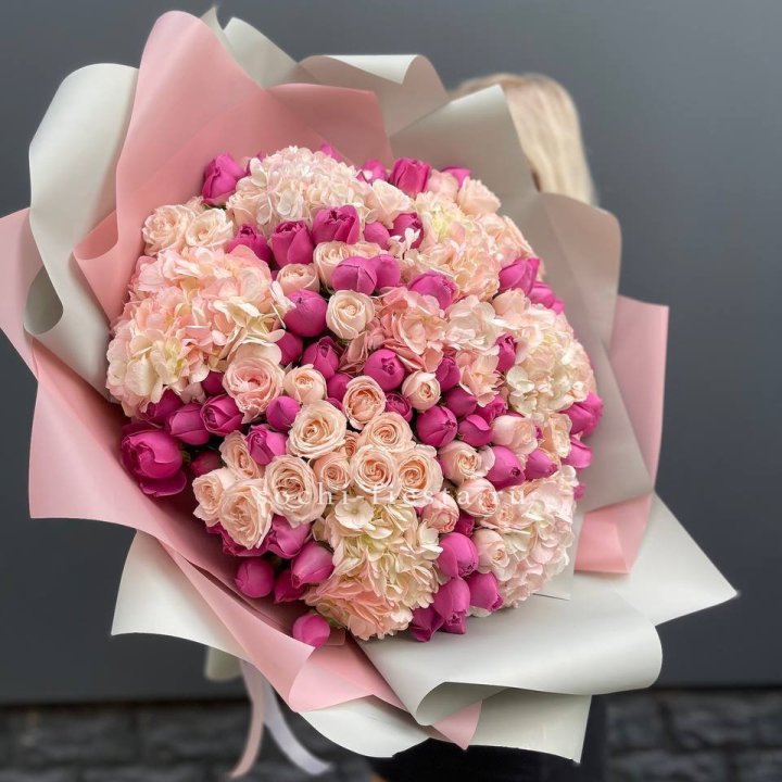 Букет кустовые розы и гортензия в Новороссийске