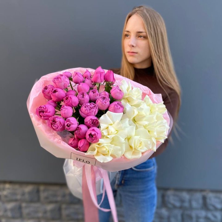 Дуо белых и кустовых роз в Новороссийске