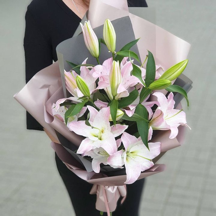 Букет розовых лилий в Новороссийске