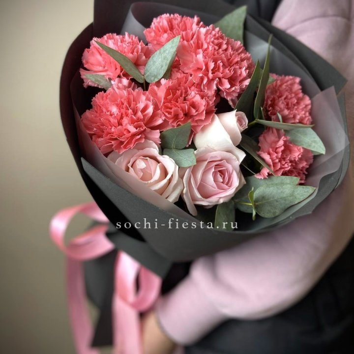 Букет из роз и диантусов "Пенелопа" в Новороссийске