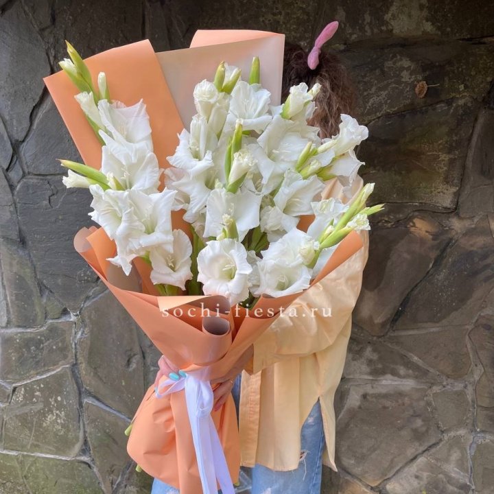Букет белых гладиолусов  в Новороссийске