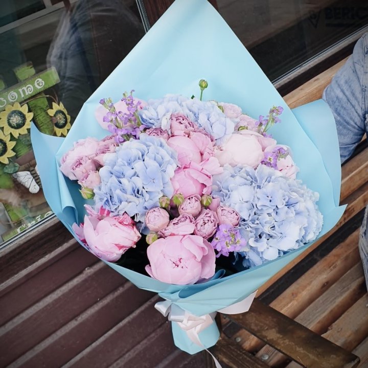 Букет с гортензиями "Блубери" в Новороссийске