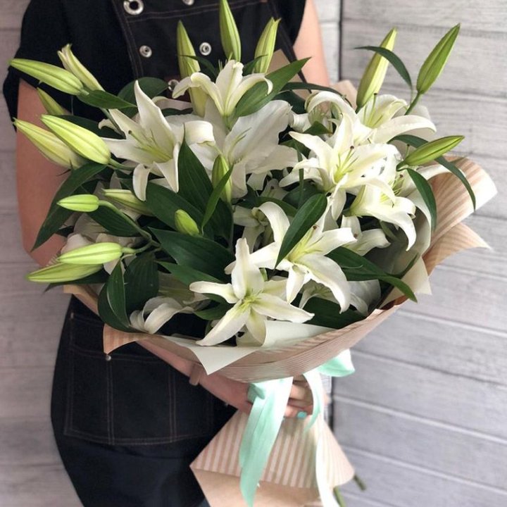 Букет белых лилий в Новороссийске