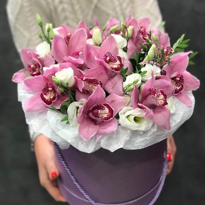 Орхидея и эустома в шляпной коробке в Новороссийске