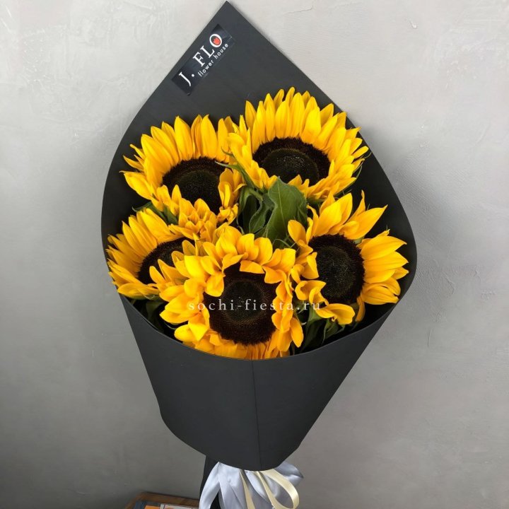 Букет из 5  подсолнухов в Новороссийске
