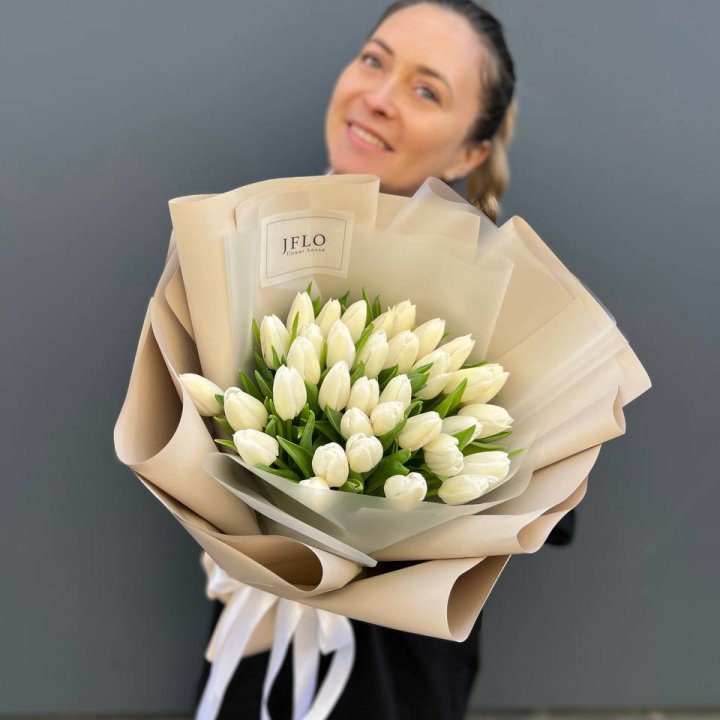 35 белых тюльпанов в Новороссийске