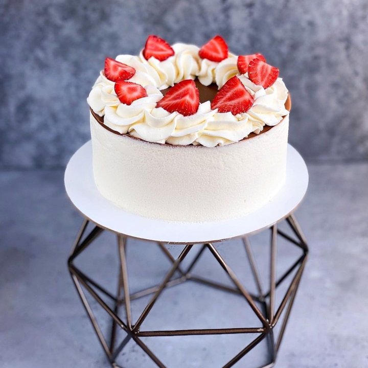 Торт "Клубника со сливками" в Новороссийске