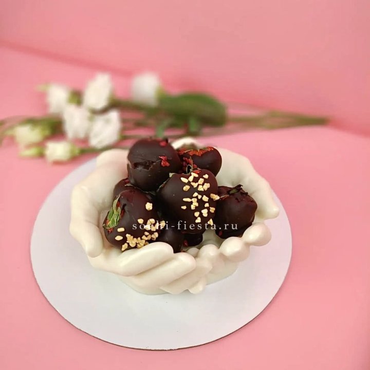 Клубника в шоколаде на шоколадных ладонях  в Новороссийске