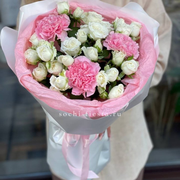 Букет розы с диантусами "Блэш" в Новороссийске