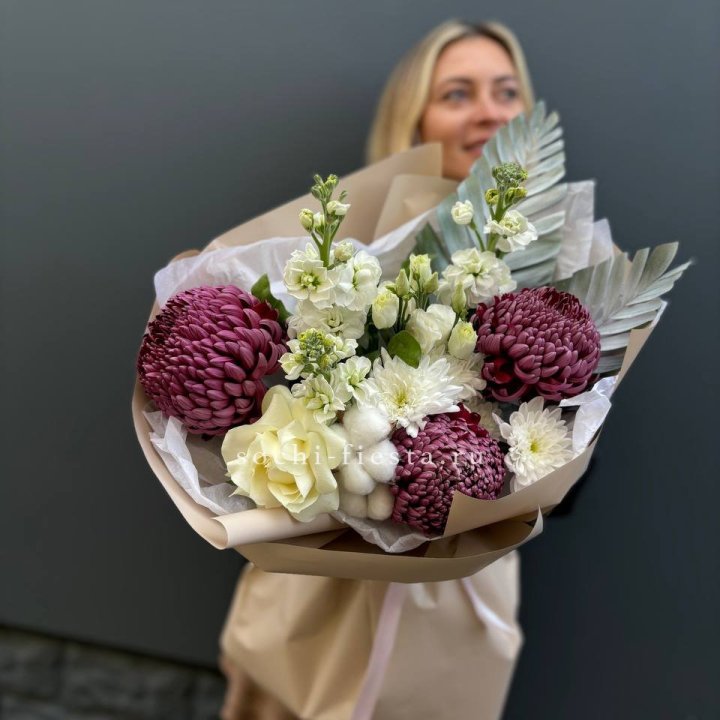 Хризантемы с маттиолой розами эустомой Чика в Новороссийске