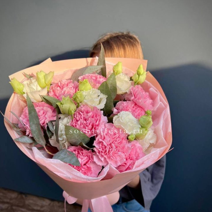 Букет гвоздик и  эустом "Сири" в Новороссийске