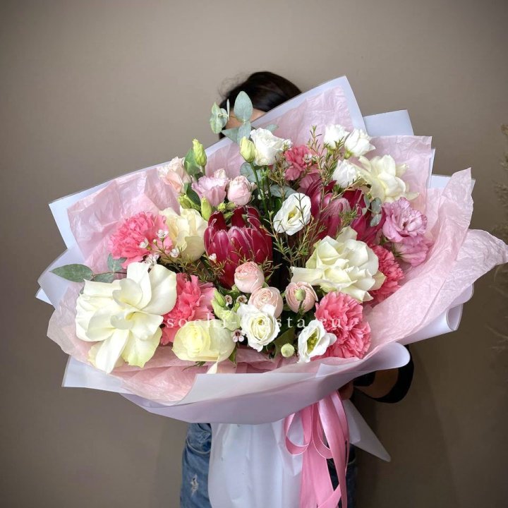 Букет с протеей, розами "Элеонора" в Новороссийске