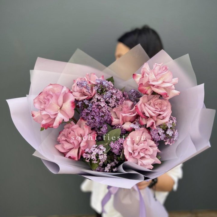 Букет из розовых роз и сирени в Новороссийске